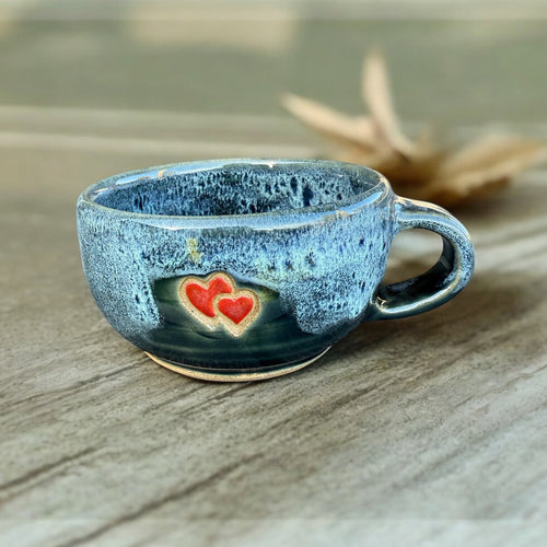 Mug en grès émaillé bleu à motifs de cœurs
