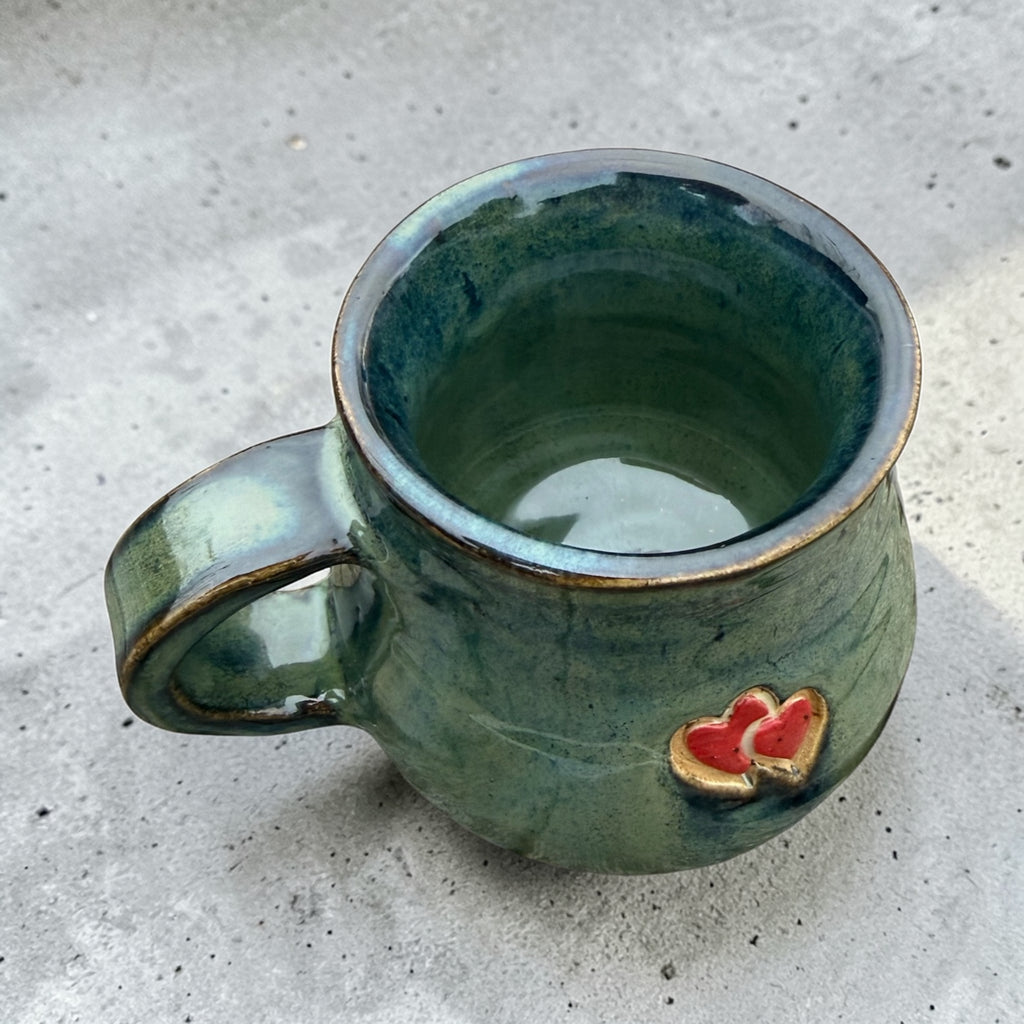 Mug en céramique fait main avec des cœurs