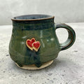 Mug en céramique fait main avec des cœurs