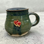 Mug en céramique fait main avec des cœurs